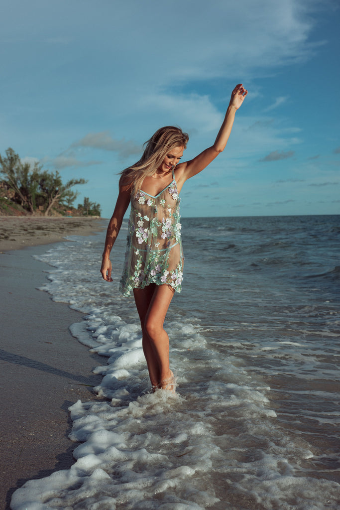 WOMAN IN BLUE MULTI SLIP